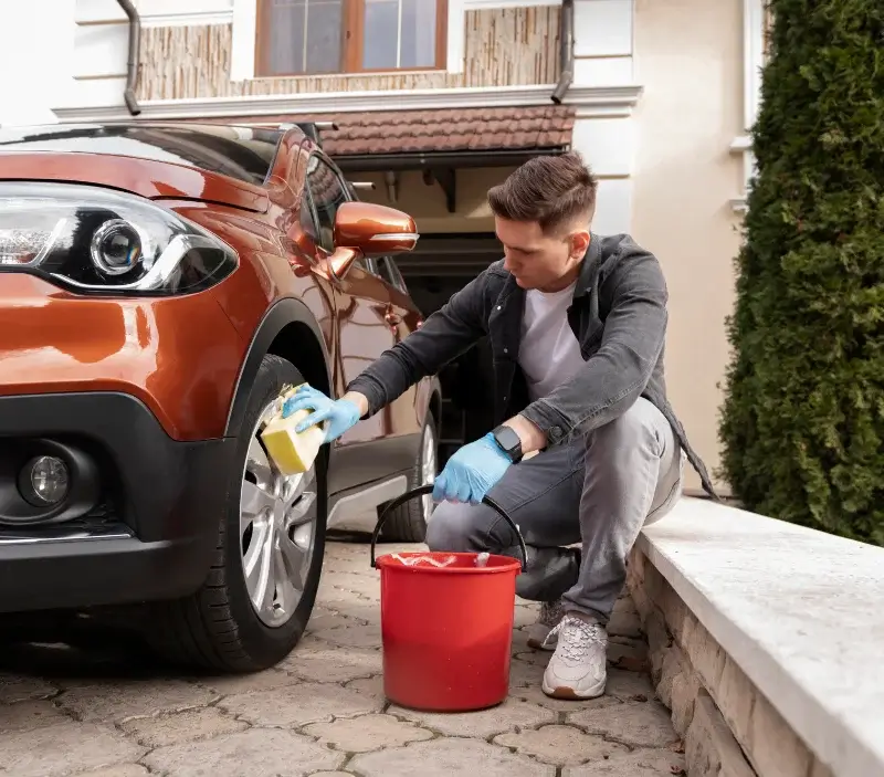 Lavage auto à domicile La Gaude : professionnel intervenant sur un véhicule